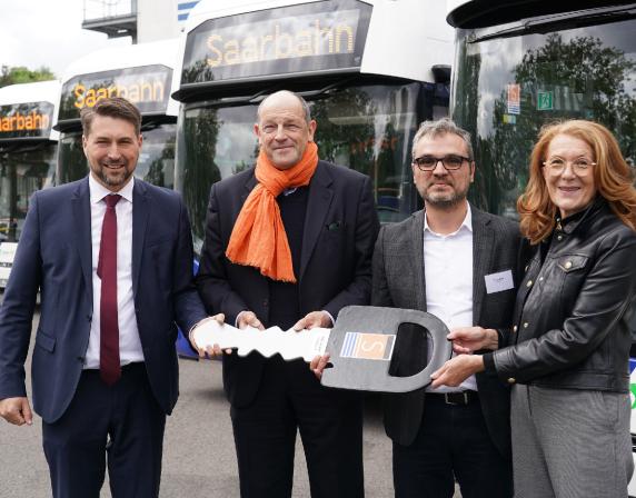 Managing Director Europe Erhan Eren from Wrightbus officially handed over the key to Lord Mayor Uwe Conradt, Minister Petra Berg and Saarbahn Managing Director Karsten Nagel. –