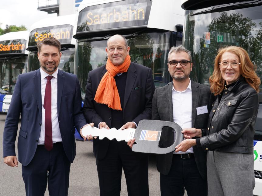 Managing Director Europe Erhan Eren from Wrightbus officially handed over the key to Lord Mayor Uwe Conradt, Minister Petra Berg and Saarbahn Managing Director Karsten Nagel. –