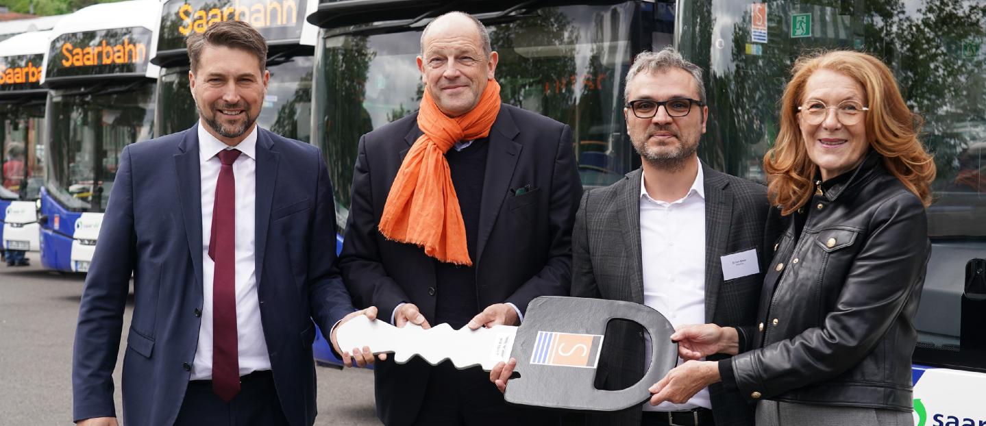 Managing Director Europe Erhan Eren from Wrightbus officially handed over the key to Lord Mayor Uwe Conradt, Minister Petra Berg and Saarbahn Managing Director Karsten Nagel. –